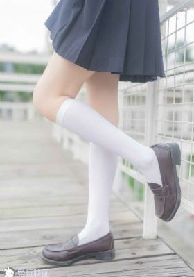 白衣校花与大长腿第一季第三集_BD英语在线播放